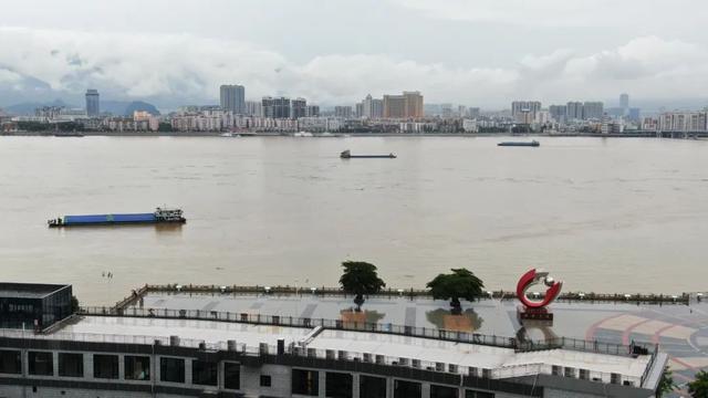 肇庆洪水最新消息,肇庆市区遭遇突袭洪水，实时资讯更新中。