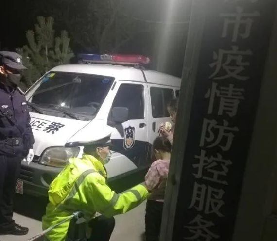 美国女子抱婴儿袭警母女都被射杀,美籍妇女携幼子袭警，警员开枪致母女身亡