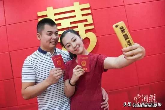 最新男女结婚年龄,“近期热议的婚龄新动态”。